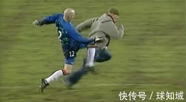 球迷|坎通纳飞踹,奥尔森神扑--盘点足球史上那些令人震惊的球员球迷冲突事件