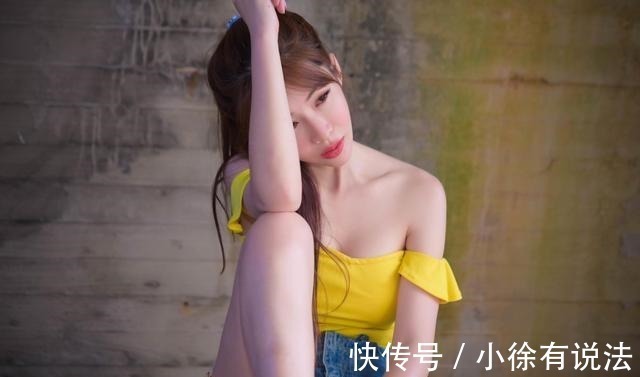 一字肩 黄色一字肩上衣搭配牛仔短裤,清凉的同时带来清新靓丽的视觉感受!