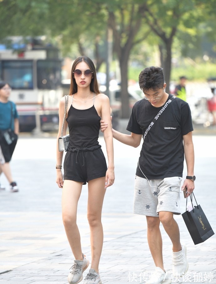 时尚穿搭 苗条女生的时尚穿搭,选择修身“露背装”,既显腿长又有个性!