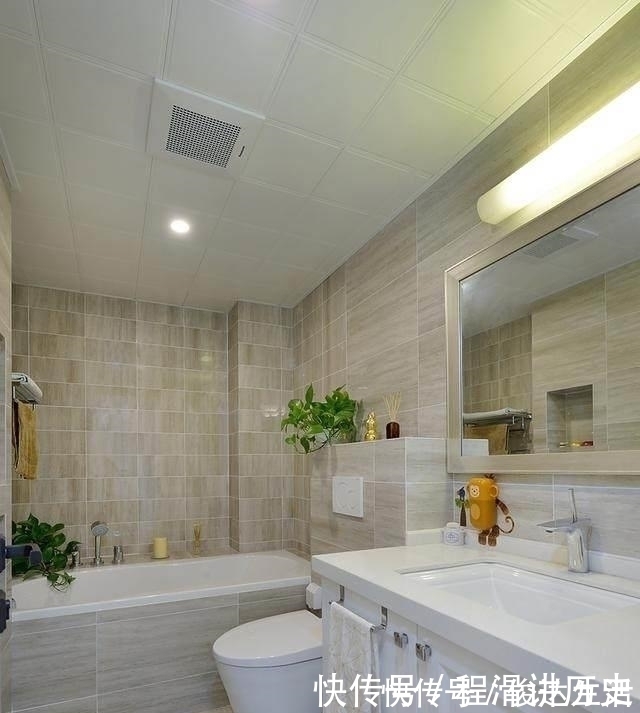 阳台上|多亏老婆这个明智的决定,在电视墙做一圈柜子,完工后漂亮又实用