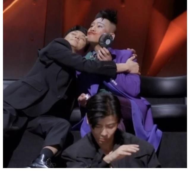 算你狠|陳小春和張智霖?fù)肀r(shí)噘嘴，網(wǎng)友：應(yīng)采兒和袁詠儀什么時(shí)候來現(xiàn)場