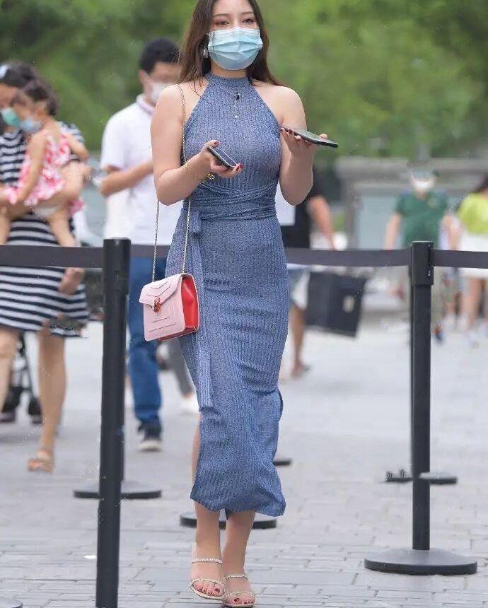 “A字裙”的潮流已经没有了，今年流行“马甲裙”，又瘦又洋气