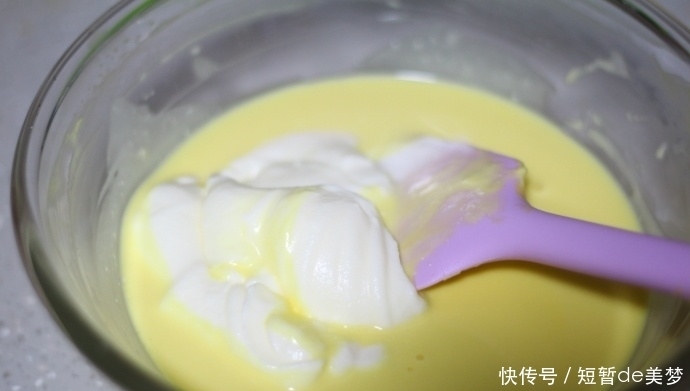 炎热的夏天,来一份酸酸甜甜的百香果慕斯,解暑又开胃!