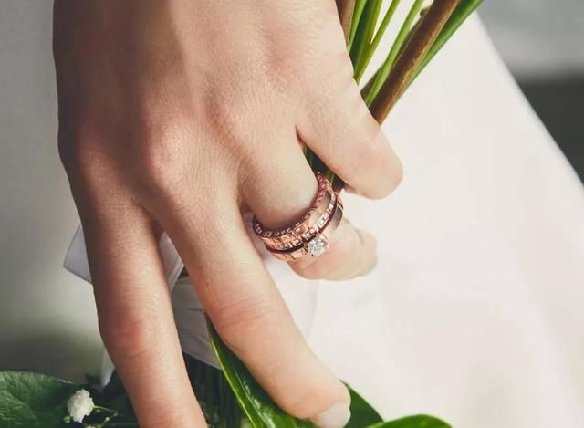 你知道结婚需要几枚戒指吗?可不止一枚戒指!