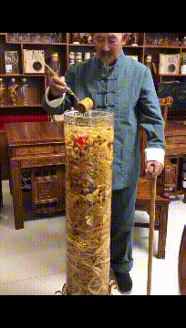 |搞笑GIF趣图:大爷,你这酒喝一口应该可以延寿百年吧