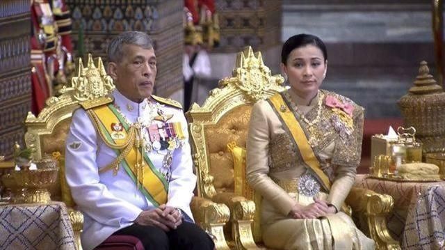泰国|去泰国旅游碰到国王，当地人会立马下跪，我们中国游客怎么办呢