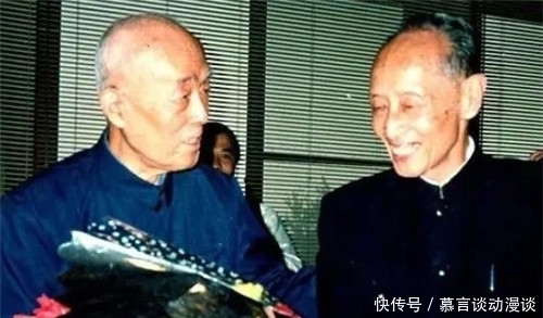 农民诗人臧克家98岁去世,骨灰一分为四,为何一份与仆人合葬?
