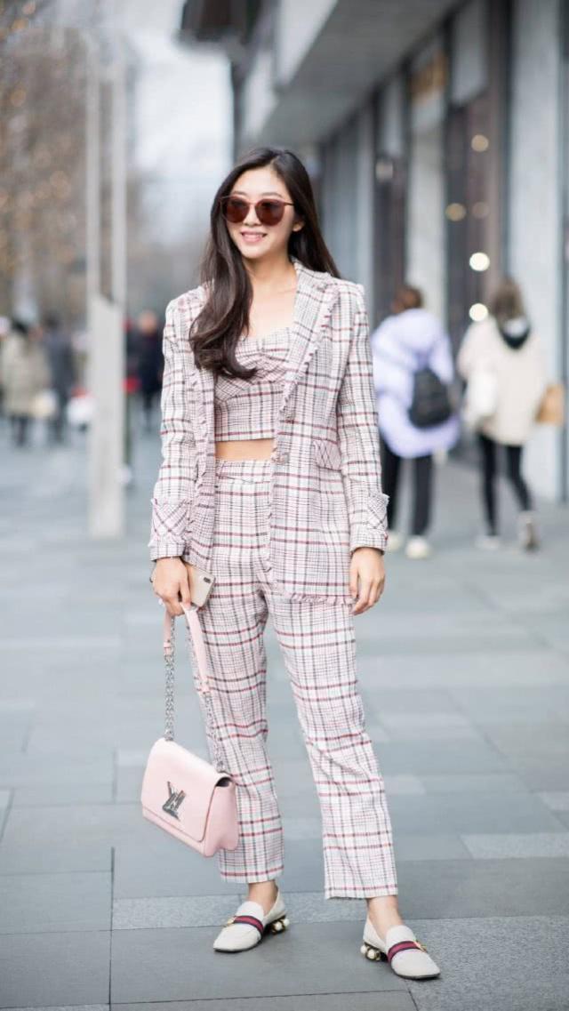 气派|街拍:美女帅气的格子西装简洁气派,搭配起来省事又省心