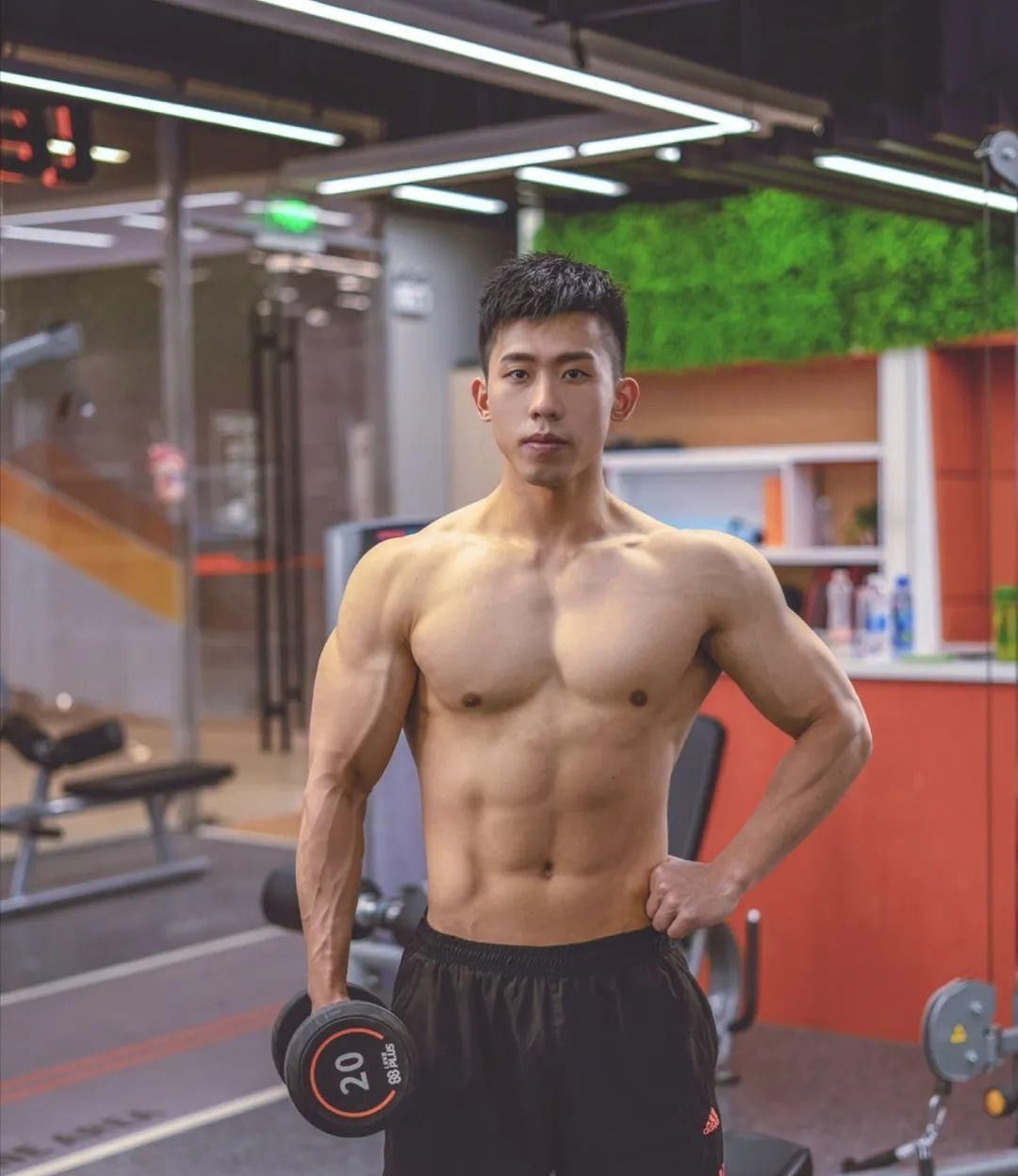 腹肌|型男医生的鲨鱼线六块腹肌引发舔屏，网友看后直呼我可以