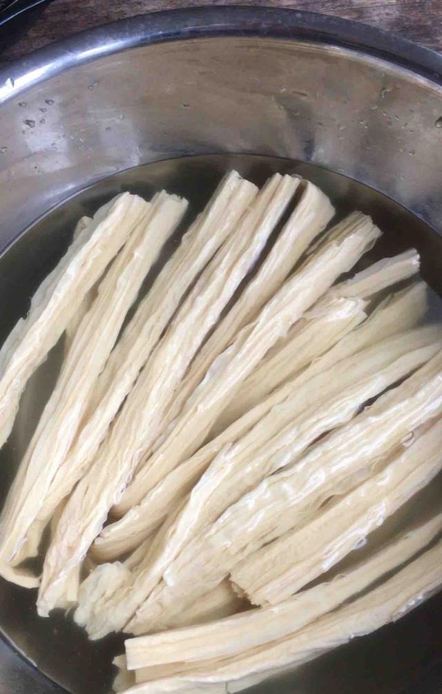 泡腐竹,可别放入水里就泡,饭店都是这么泡,既简单又快速还筋道