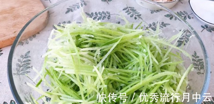 炸萝卜丸子,牢记调馅方法,出锅后外酥里嫩,好吃得停不下来!