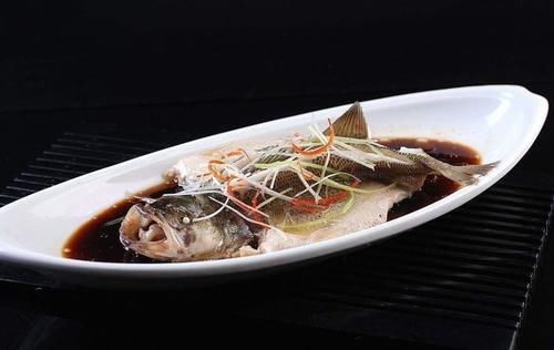 清蒸鲈鱼时，不要直接上锅蒸，多加一步，鲈鱼更鲜更嫩还不腥