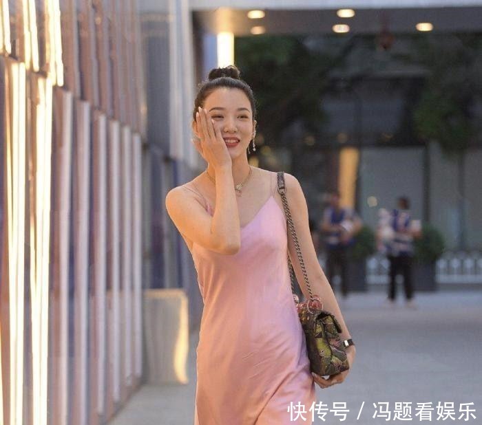 姐姐这样穿太减龄,粉色吊带修身裙装,完美展现出身体线条