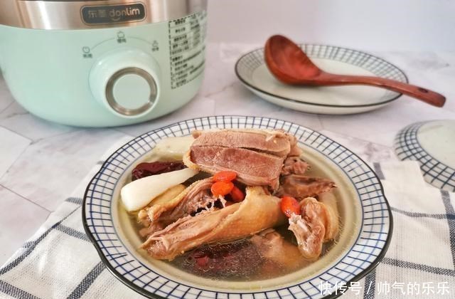 一鸽胜九鸡，天冷多喝鸽子汤，这样炖汤鲜美味无腥味，营养滋补