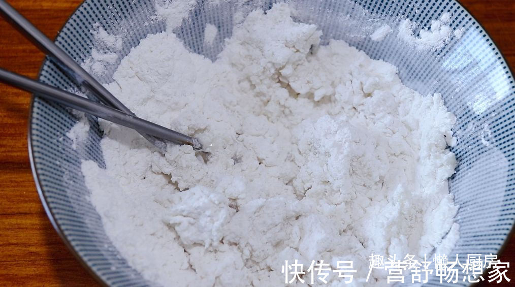 爆浆|年糕不用买,撒点糯米粉,加点热水自己做,咬一口,还会爆浆
