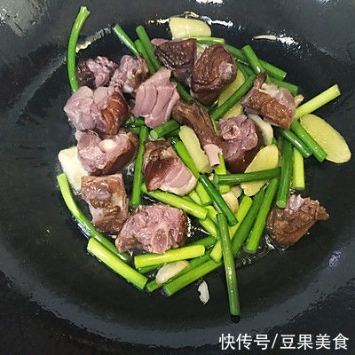 腊鸭腿炒蒜苗|这道腊鸭腿炒蒜苗，看一遍就会