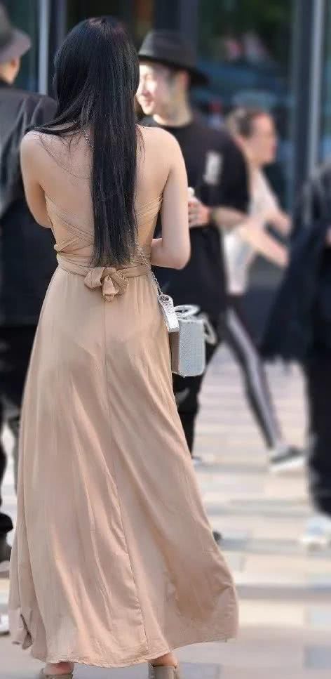 街拍美女小姐姐身穿棕色V领吊带,展现知性轻熟风