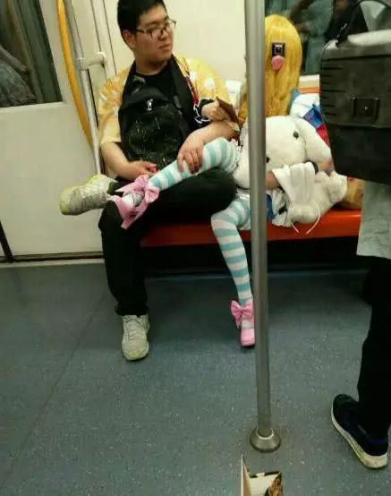 |搞笑段子王:大哥,这好歹是公众场合,请你注意下形象吧