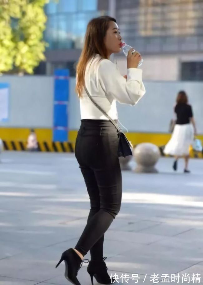 搭配|白色与黑色的搭配依然是经典,低调女生穿牛仔裤也挡不住个人魅力