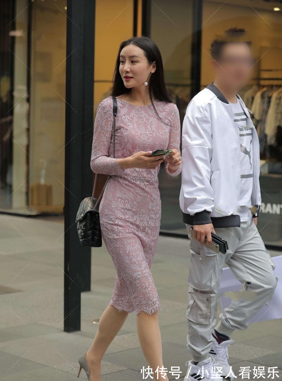 王者|曾经的“王者”归来,小黑裤横扫街头,爱美女士也不再淡定