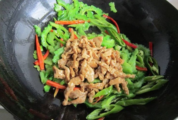 炒苦瓜，不要切了就下锅，炒前“多做两步”，脆爽可口，苦味淡