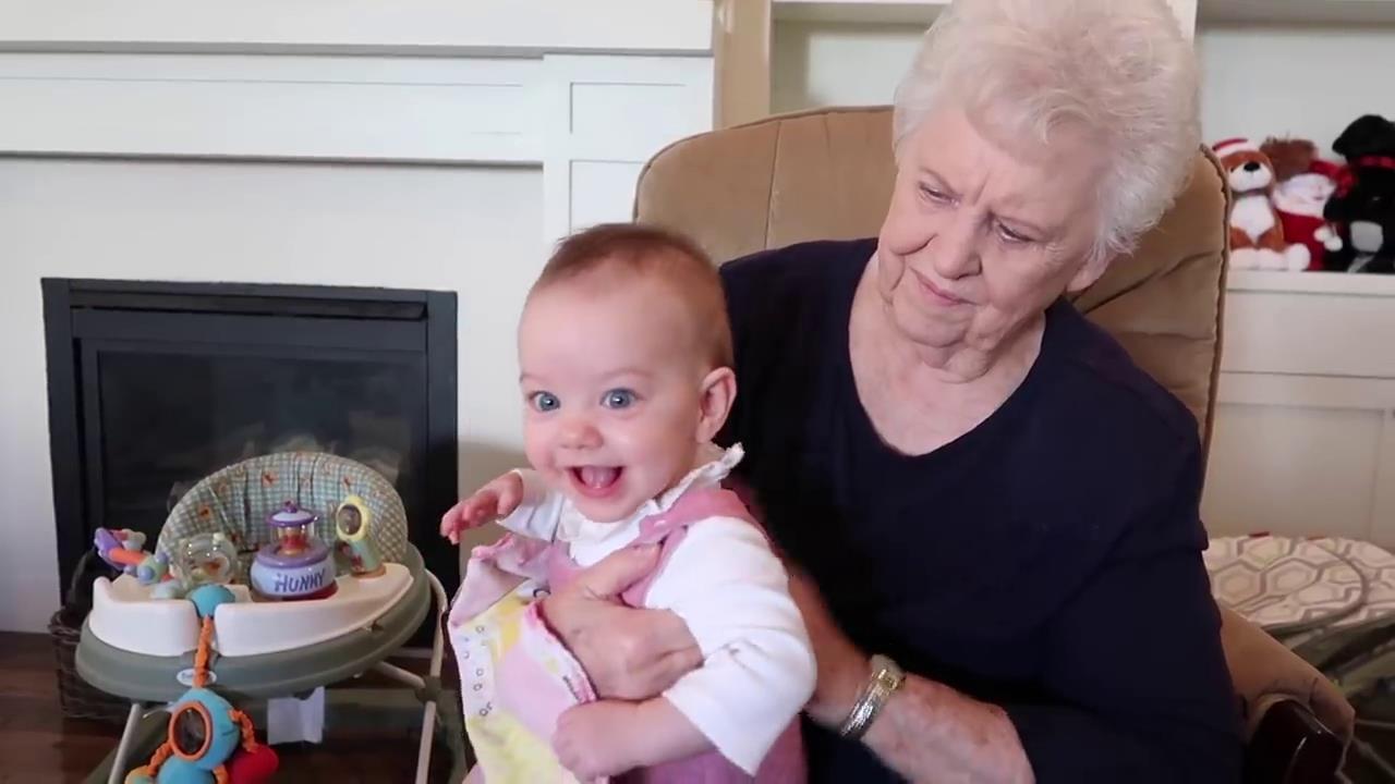 客厅|5胞胎在客厅等妈妈给自己冲奶粉,一个个张望的小脑袋,太可爱