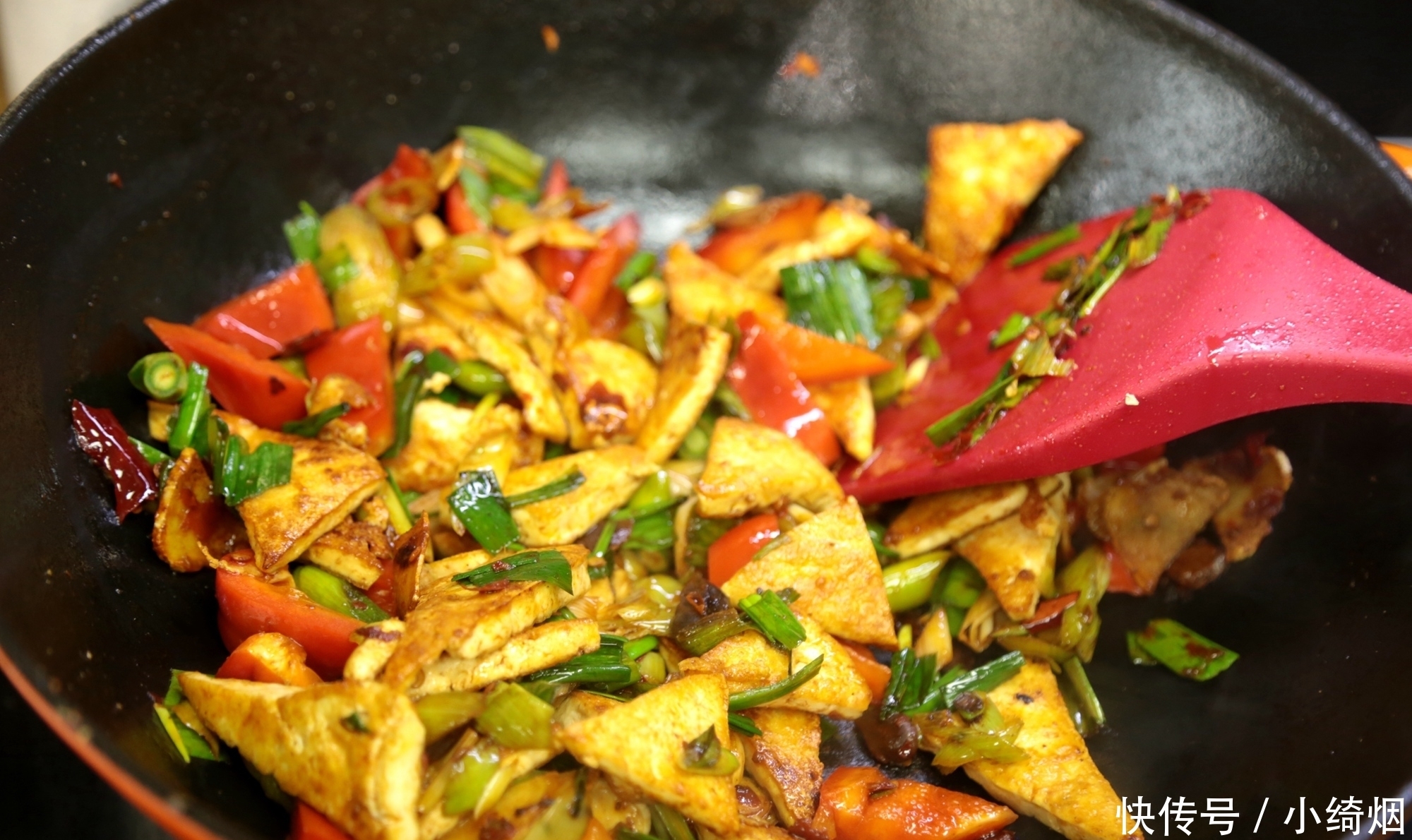  蒜苗|一块豆腐，几根蒜苗，10分钟做一锅！又香又简单，减肥也零负担