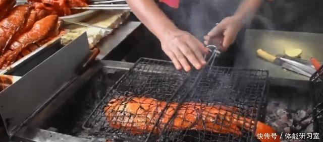大叔路边卖这种“烧烤”,30元一条,路人不敢吃,顾客不多见了!