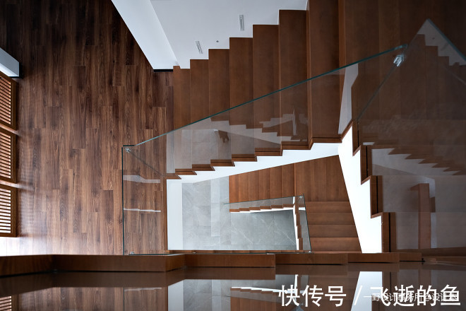 楼梯间|看400平米豪华别墅如何装修现代简约风