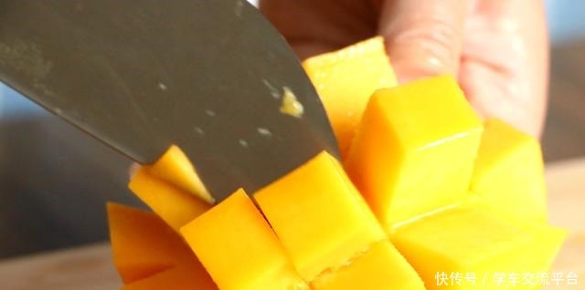 用芒果自制网红甜品,甜品店三十块钱一份,自己做五块钱吃过瘾