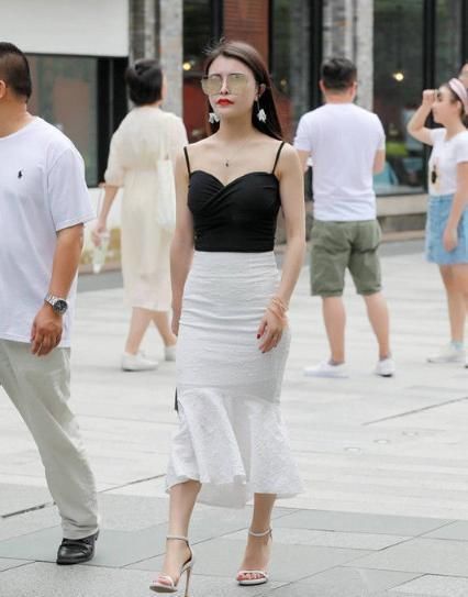 黑吊带配白鱼尾裙,层次分明,立体感十足