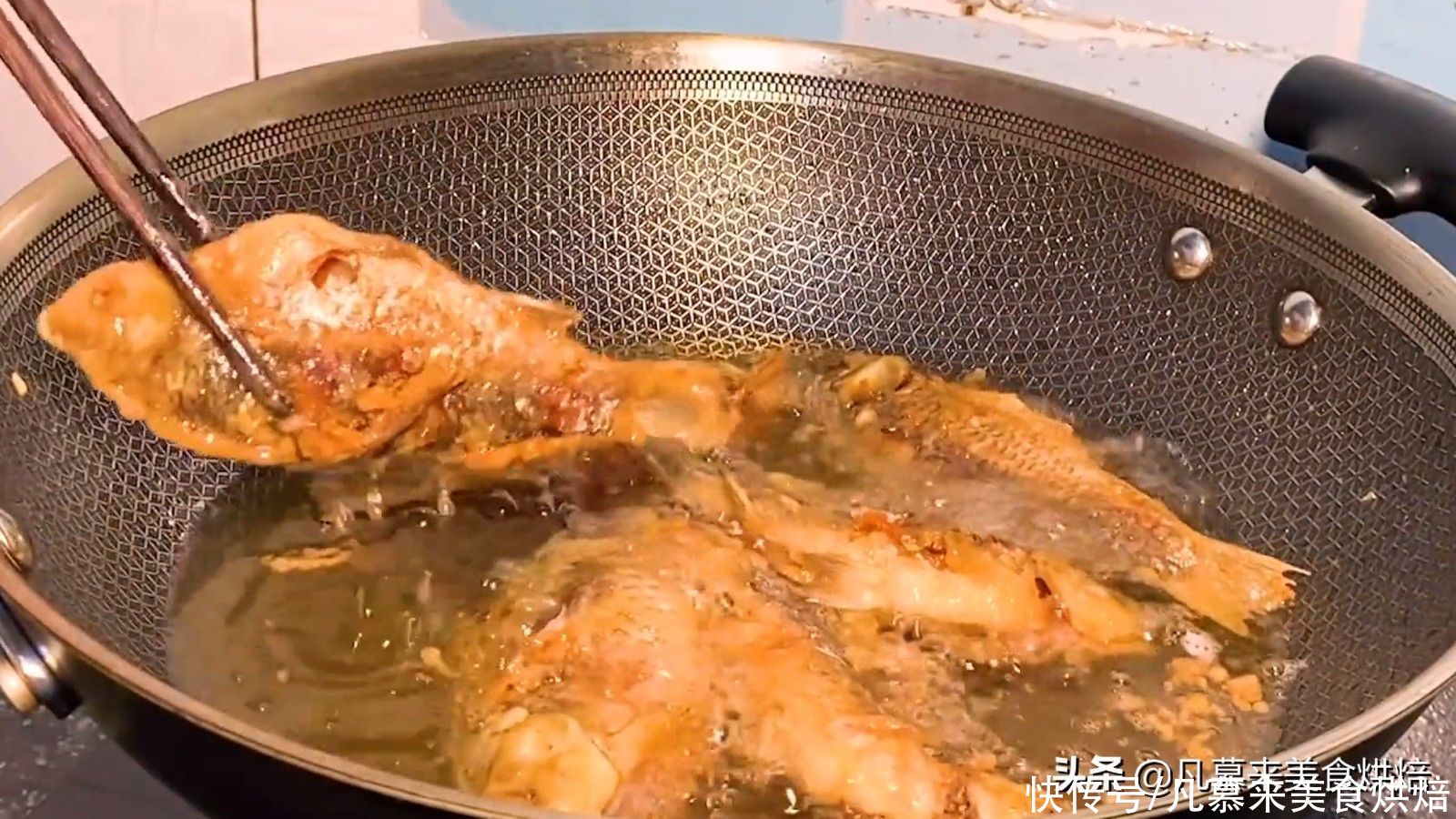  鲫鱼怎么做又无刺又酥烂？跟我学做炸酥鱼，肉香嘎嘣脆酥到骨头里