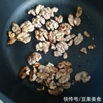 懒人必备这道核桃仁炒蒜苔，简单几步，十分钟就上桌