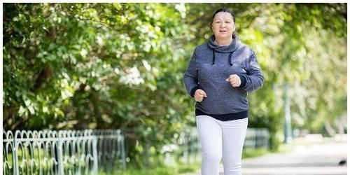 动作|腿好人不老!4个简单动作,远离关节疼痛,80岁也可能健步如飞