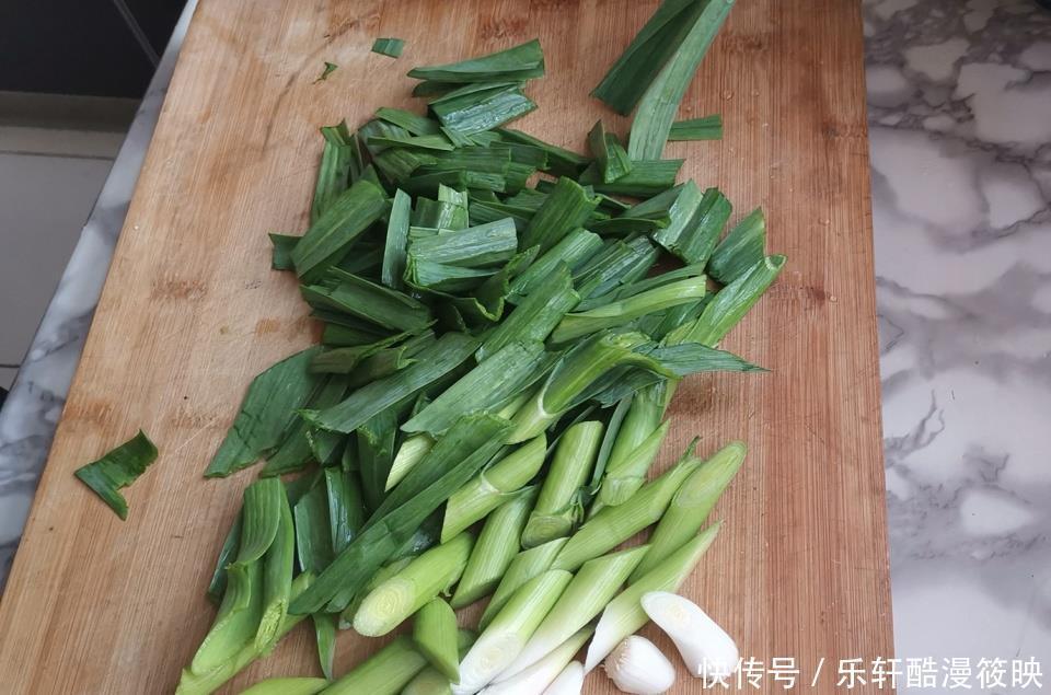 春天这菜再不吃就老了,简单一炒味道超好,孩子都能多吃一碗饭
