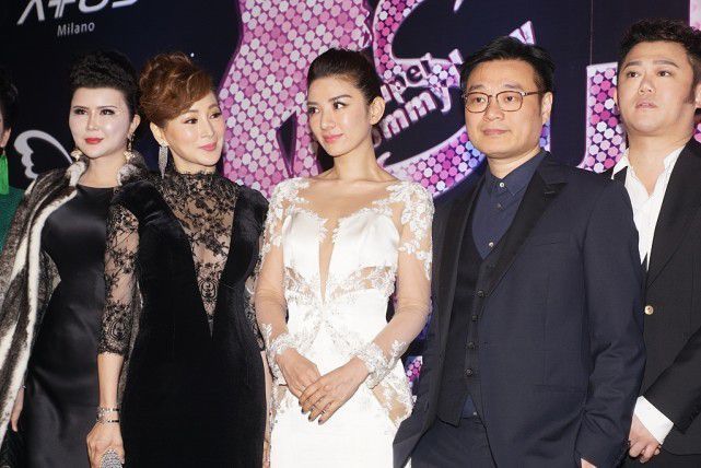 连衣裙 白色镂空花纹纱裙,透肉又显身材,魅力十足真有特点真吸睛