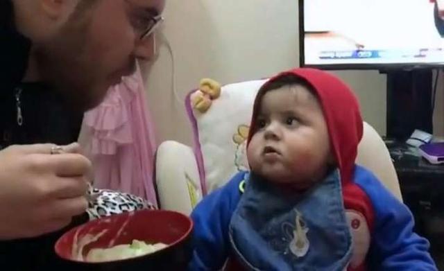 辅食|爸爸喂儿子吃辅食，全喂到他自己嘴里，宝宝懵了：这是亲爸吗？