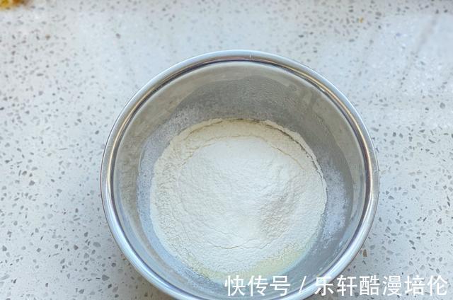 想吃杯子蛋糕不用买,在家轻松做出水光肌小蛋糕,不皱不裂又饱满