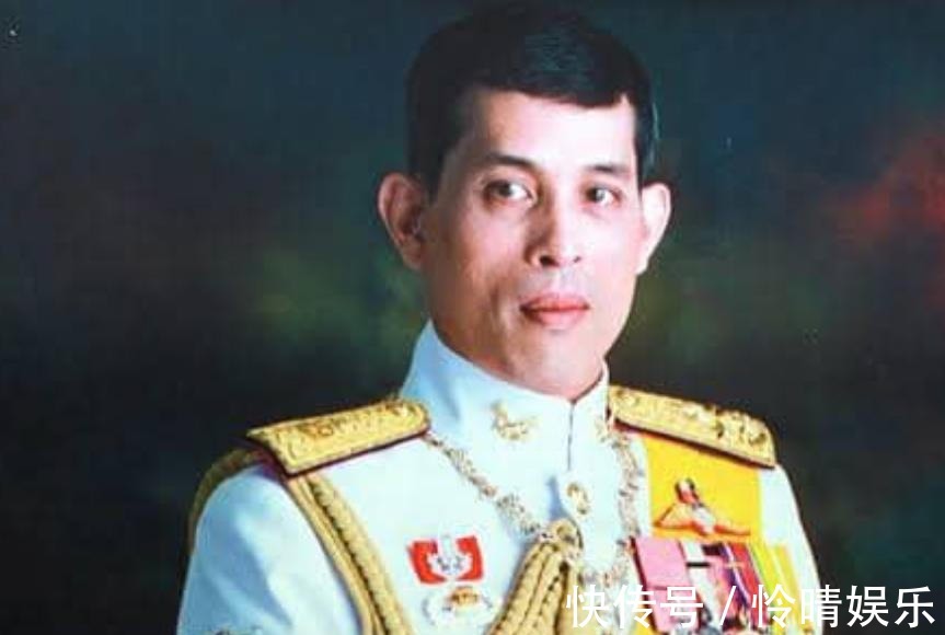 诗妮娜贵妃#苏提达熟知中华文化,穿中国红炫耀地位,给诗妮娜穿“妾室粉”