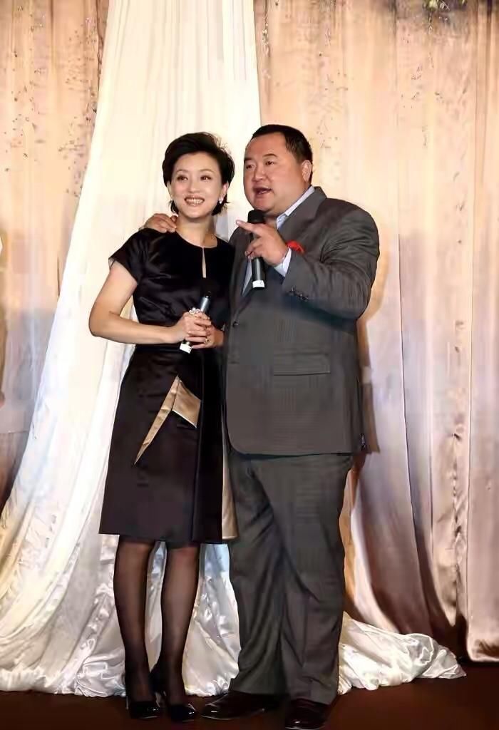 杨澜真是太有贵妇范了！穿黑裙搭丝绒手套优雅大气，气质十分出众