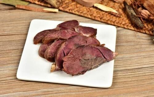 酱牛肉时,不要直接酱,开火之前多加一步,酱好的牛肉香味浓郁