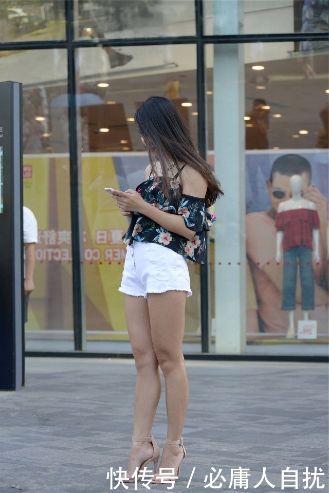 姑娘搭配一款深色的印花小衫,优雅大气