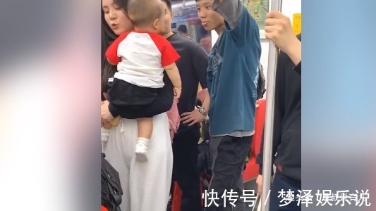 宝爸|萌娃坐地铁时,有两个小哥哥逗他玩,场面太搞笑了