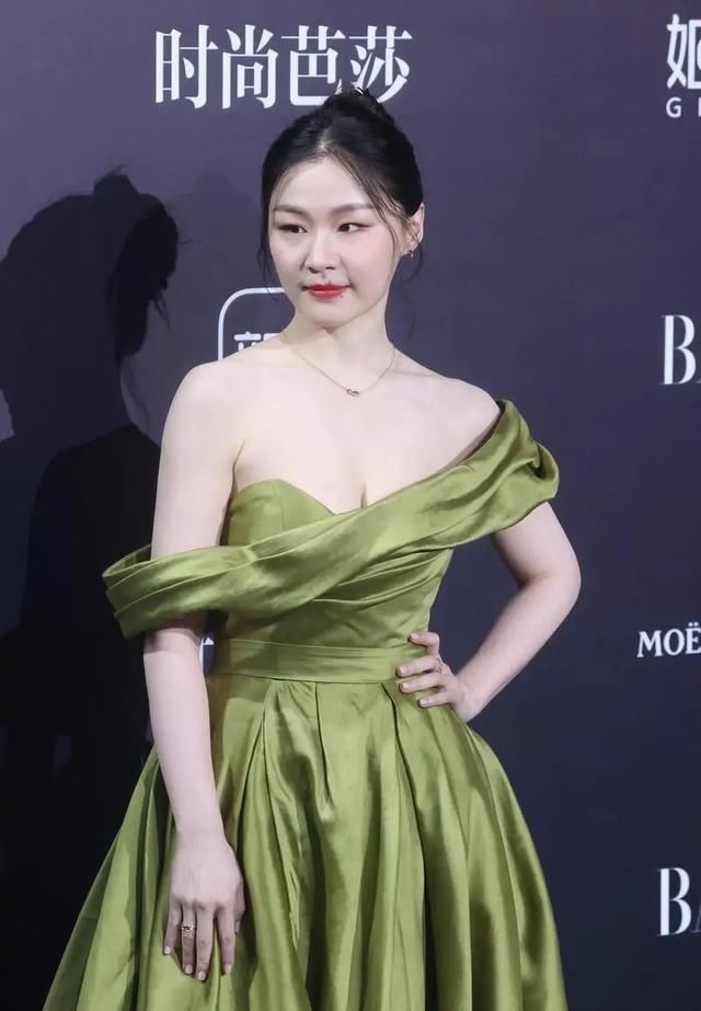 潜力股|金靖原来也是“潜力股”，礼裙上身女神范满满，以往真是小瞧了她