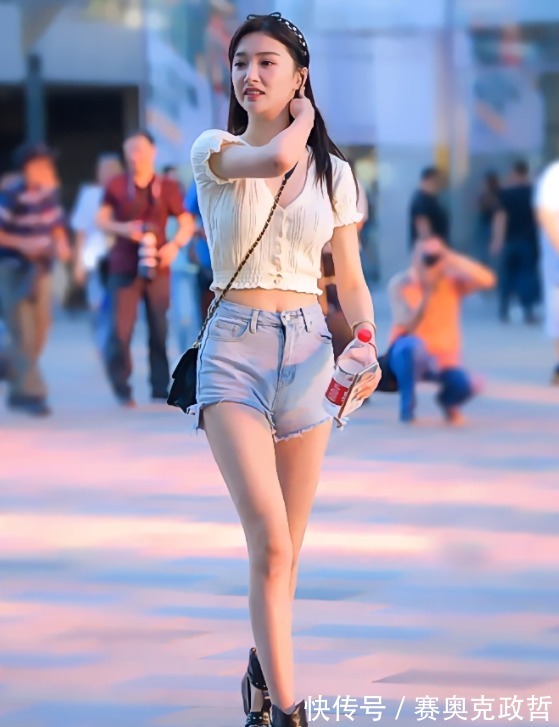 牛仔短裤|仲夏夜穿搭米黄色针织短袖上衣搭配毛边牛仔短裤