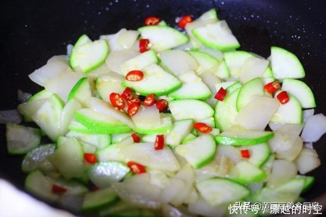 土豆别再炒土豆丝了,这种做法才是孩子最爱的,炒一盘都不够吃