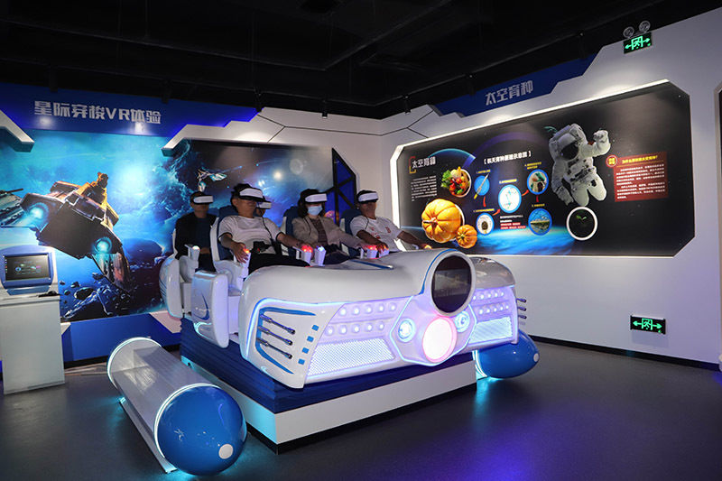 中小学生 航天三江科普馆体验航天科技“太空快递”