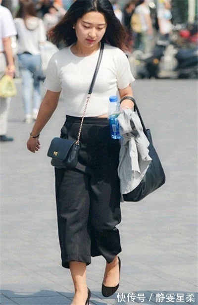高挑出众步履生风|街拍:长发飘飘美女,高挑出众步履生风,既潇洒又赏心悦目
