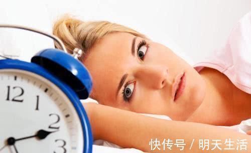 老年痴呆|失眠是长寿路上的“绊脚石”,简单四招,助你沾床就睡,比猪香甜