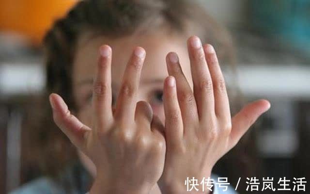 无腿蟹|让女儿吃“无腿蟹”,儿子多分虾的娘,宝妈的行为令人心寒